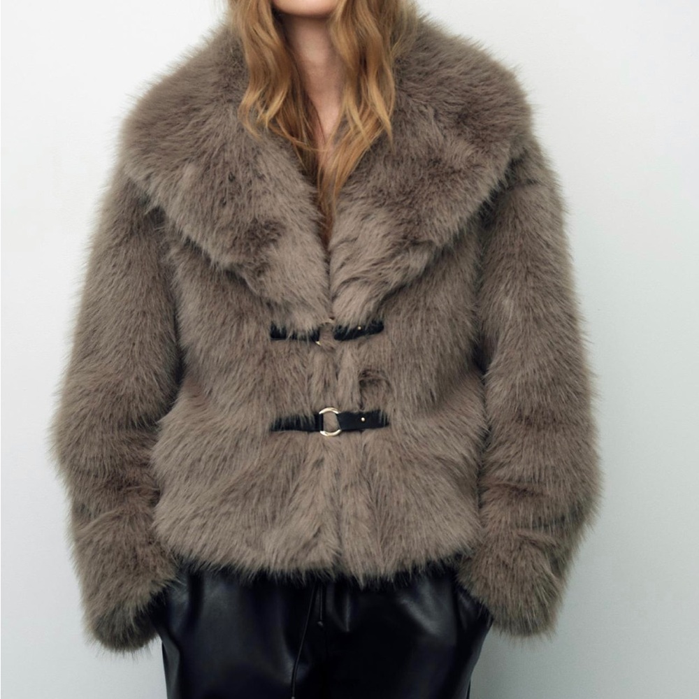 Luxurious Faux Fur Jacket in Taupe